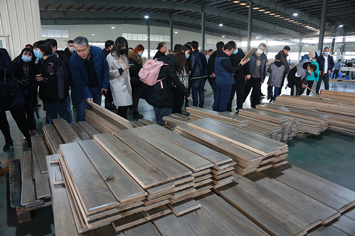 Z6尊龙地板出产车间